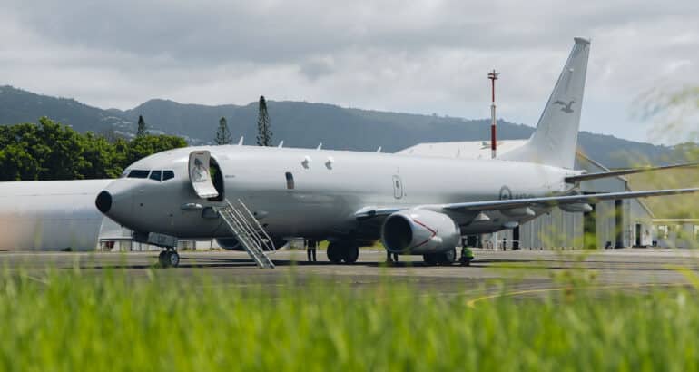 El personal de mantenimiento del Escuadrón nº 11 realiza comprobaciones posteriores al vuelo en un avión P-8A Poseidon en el aeropuerto de Roland Garros, Isla de la Reunión.  (Mancomunidad de Australia)